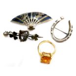 A small quantity of jewellery, to include a silver horseshoe brooch, a silver heart and three leaf c