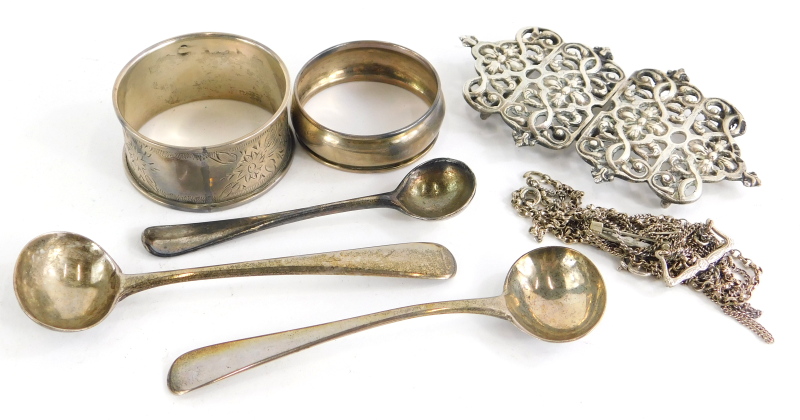 A collection of small silver, to include three salt spoons, two napkin rings, an Edwardian two piece