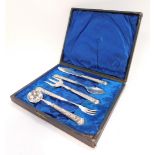 A George V silver handled serving set, with embossed rococo scroll and foliate decoration, cased, co
