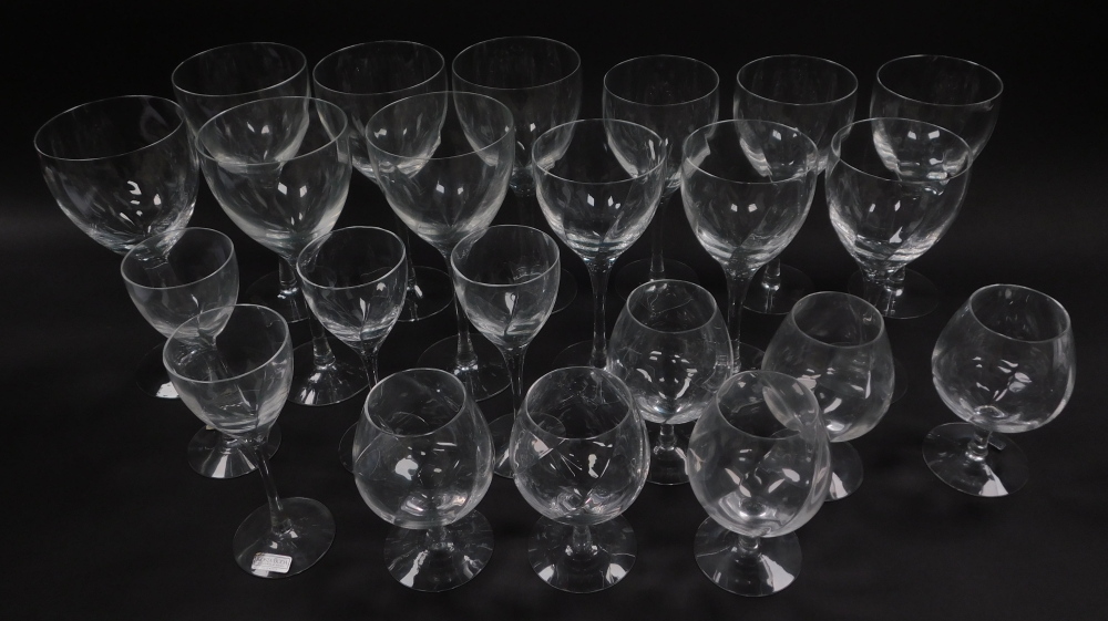 A part suite of Kosta Boda Swedish table glass ware, comprising six red and six white wine glasses, - Bild 3 aus 3