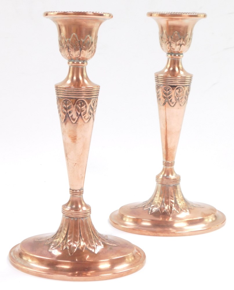 A pair of Adam style early 20thC copper candlesticks, embossed with acanthus leaves, 20cm high. - Bild 3 aus 4