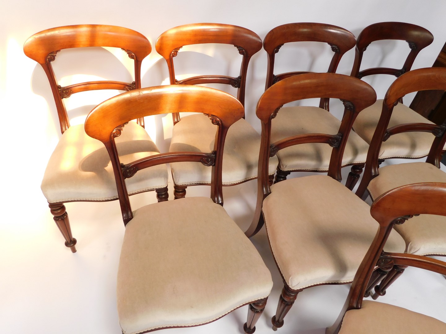 A set of eight Victorian mahogany dining chairs, each with a shaped leaf carved bar back, a padded s - Bild 2 aus 3