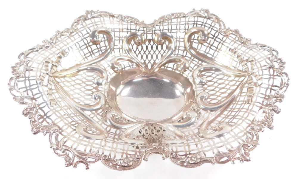 A Victorian silver centrepiece bowl, having elaborate scrolled and floriate rim, surrounding a multi - Bild 4 aus 4