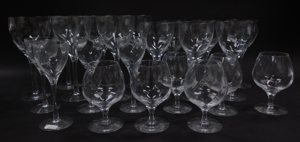 A part suite of Kosta Boda Swedish table glass ware, comprising six red and six white wine glasses, - Bild 2 aus 3