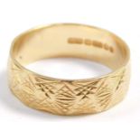 An 18ct gold wedding band, with engraved and faceted decoration, size R, 4.9g.