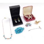 Costume jewellery, to include base metal brooches, earrings, etc. (a quantity)