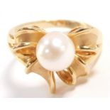 A cultured pearl ring, in a bow shaped design, set in yellow metal, stamped 18k, size K/L, pearl 7mm