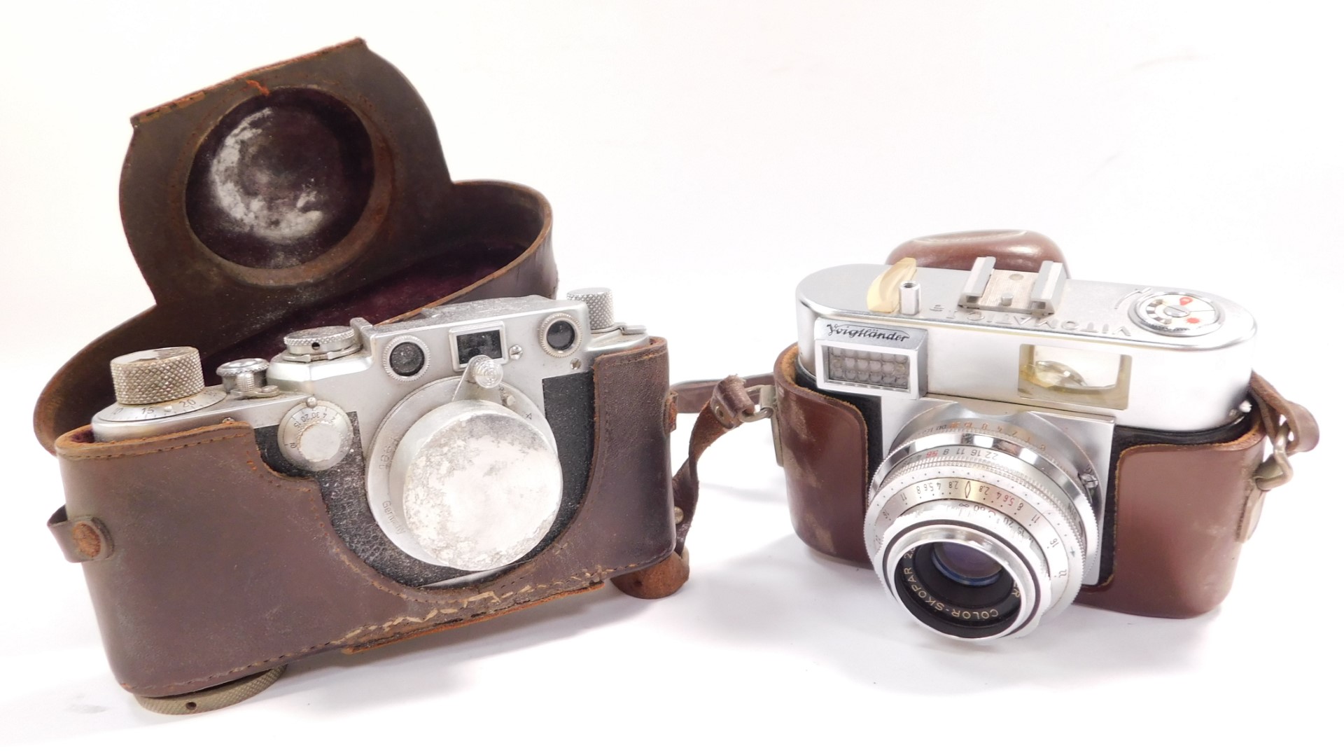 A Leica camera, No 601826., with a F=5cm 1..3 lens, together with Voigtlander Vitomatic 1A camera, w - Image 2 of 3