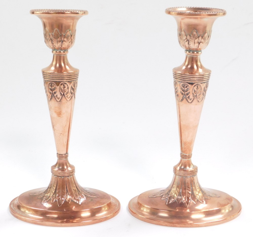 A pair of Adam style early 20thC copper candlesticks, embossed with acanthus leaves, 20cm high. - Bild 2 aus 4