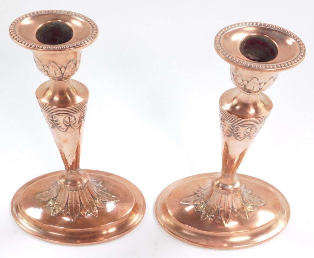 A pair of Adam style early 20thC copper candlesticks, embossed with acanthus leaves, 20cm high. - Bild 4 aus 4