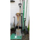 A selection of garden tools, including forks, spades, knee pads, sieves, hoes, etc. (12)