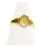 A 9ct gold gents signet ring, with vacant oval shield plaque, ring size Q, 2.2g.