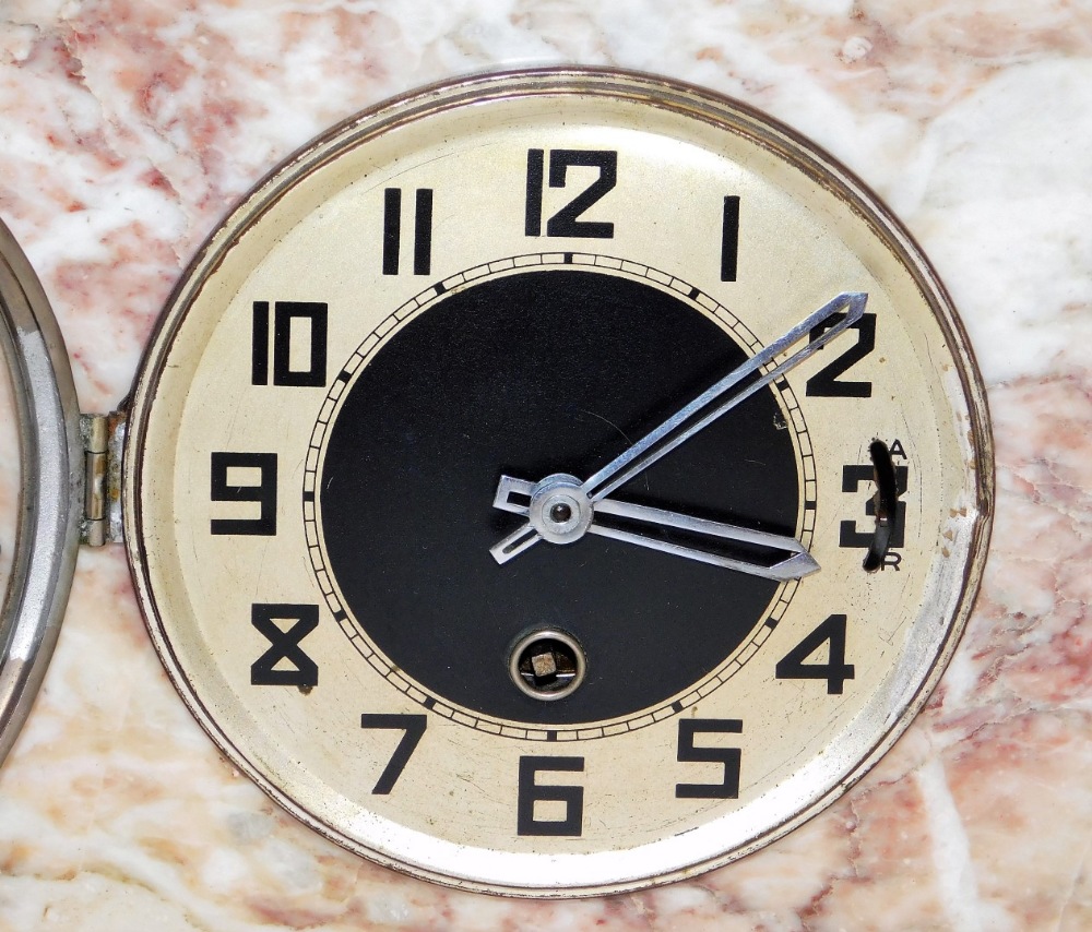 An Art Deco marble clock garniture, in pink and cream finish with applied black diamond detailing, w - Bild 2 aus 3
