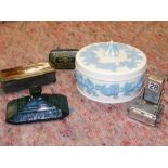 A small group of trinkets, to include a Wedgwood blue and white jar and cover, desk calendar, horn b