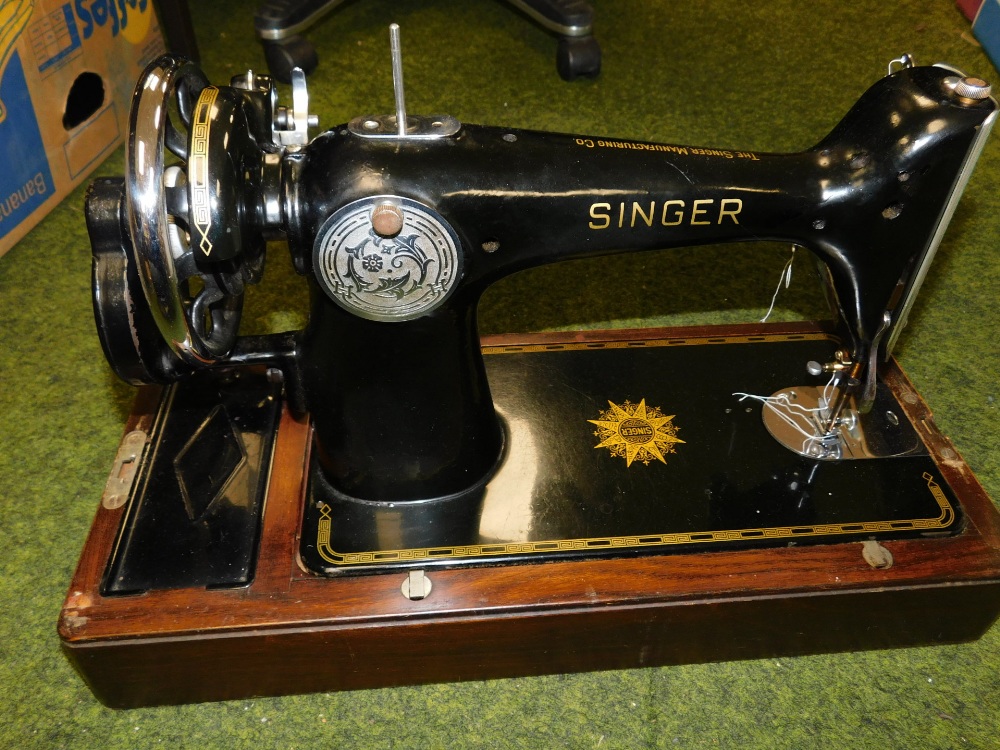 An early 20thC Singer cased sewing machine.