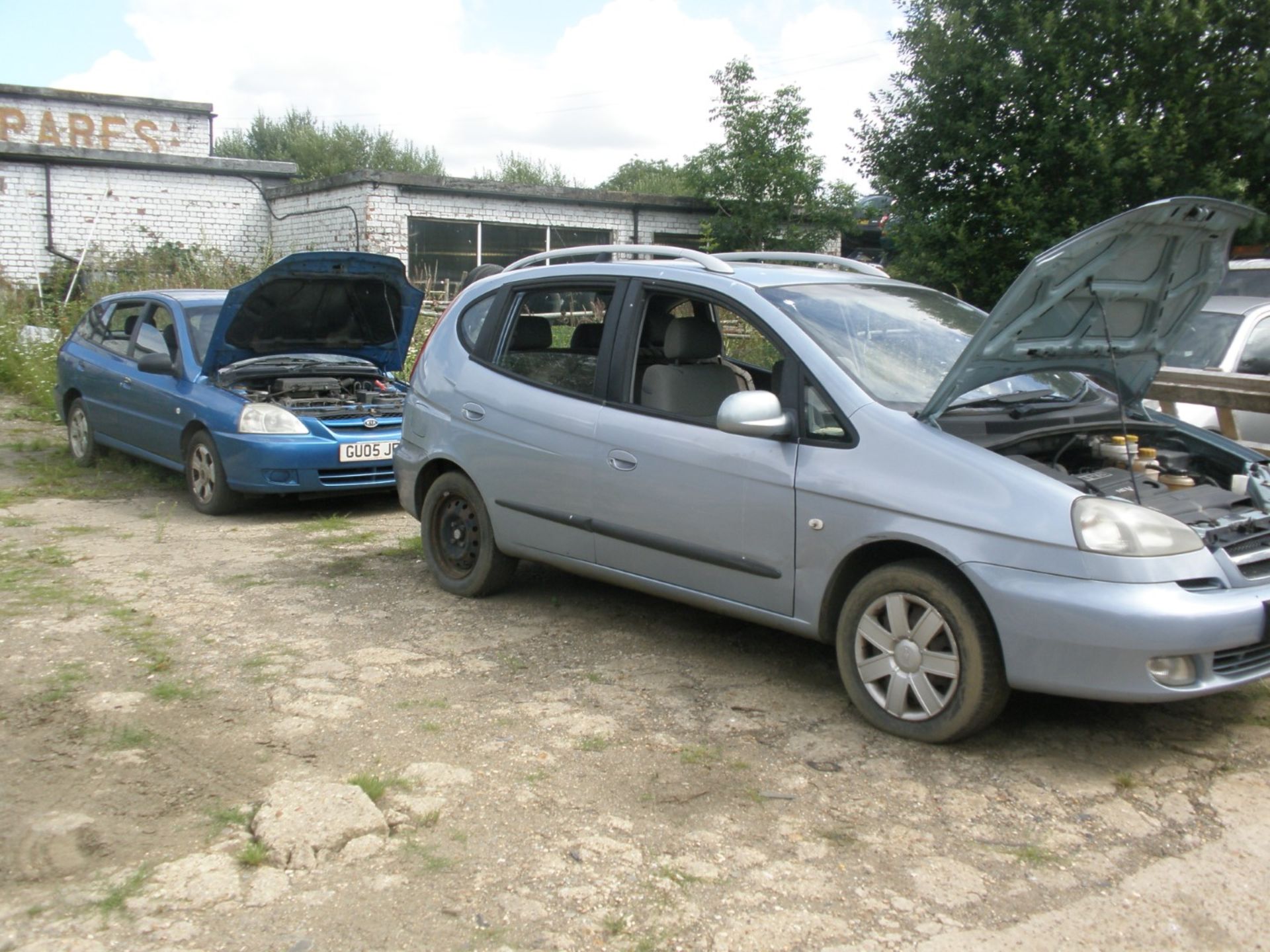 A group of five scrap vehicles. Peugeot 207 SW, registration KW07 PXX, Mondeo LX Estate, registrati - Image 3 of 3