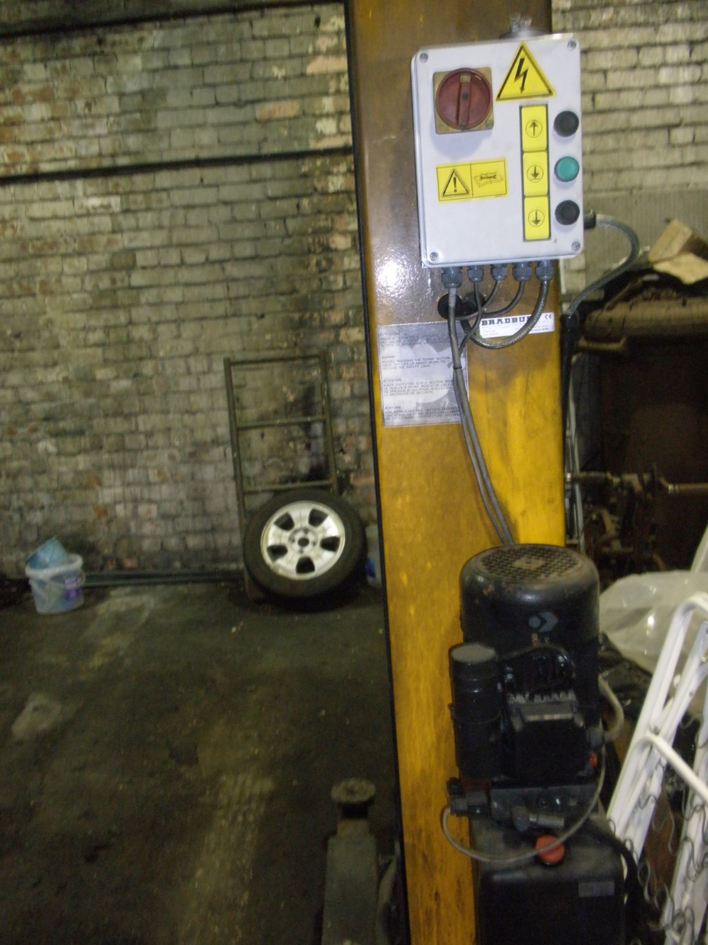A Bradbury two pillar vehicle lift. It was in working order when lotted. - Image 3 of 3