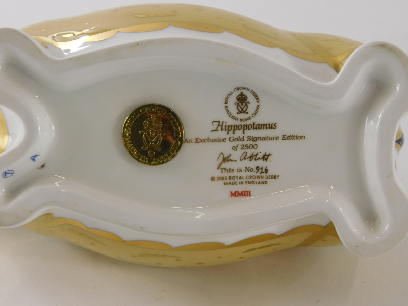 A Royal Crown Derby porcelain paperweight of a hippopotamus, exclusive gold edition number 916 of 25 - Bild 3 aus 4
