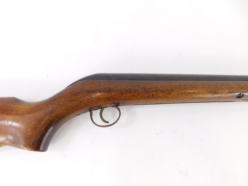 A BSA air rifle, with walnut stock, 96cm long. - Bild 2 aus 2