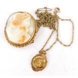 A late 19thC shell cameo brooch, depicting a male figure in gilt frame 3cm wide, together with a 9ct