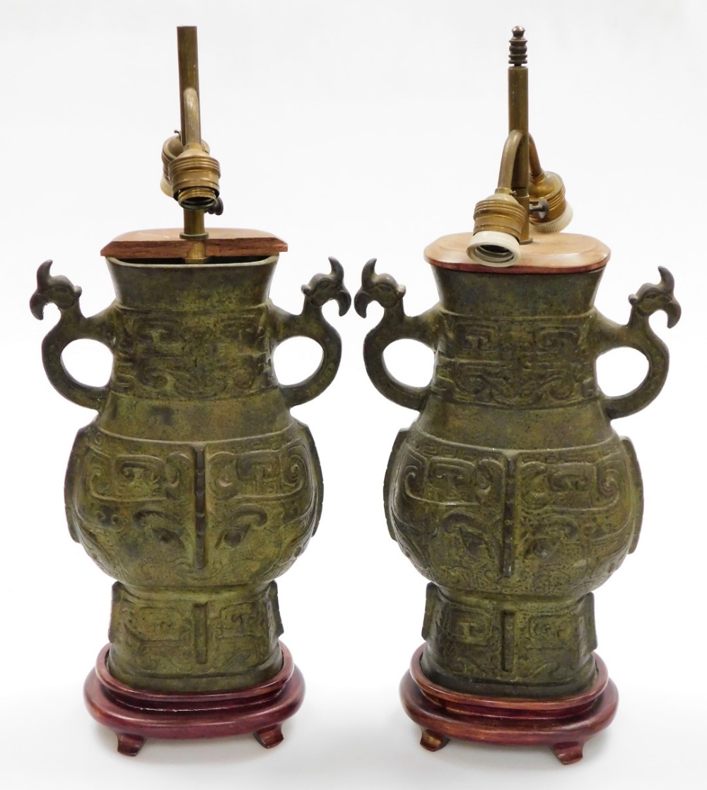 A pair of Eastern bronze twin sconce table lamps, each with relief decoration in archaic style, on s - Bild 3 aus 6