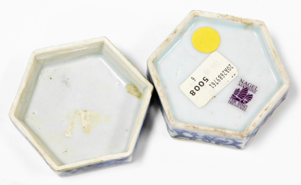 A treasure of Tek Sing Chinese porcelain hexagonal lidded box, with label and certificate of authent - Image 4 of 5