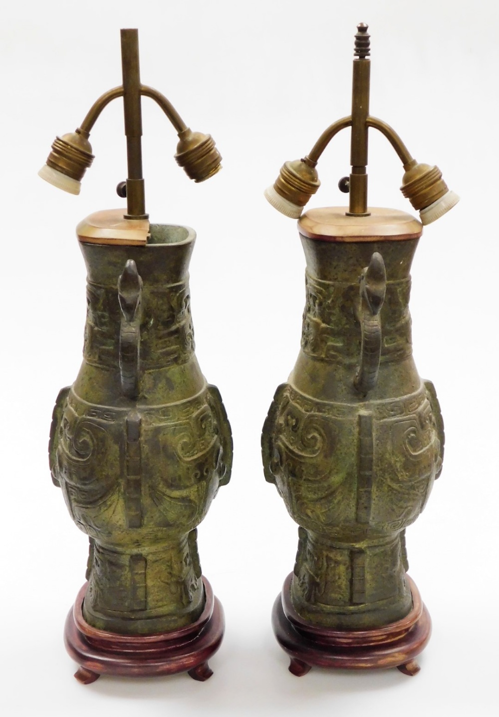 A pair of Eastern bronze twin sconce table lamps, each with relief decoration in archaic style, on s - Bild 2 aus 6