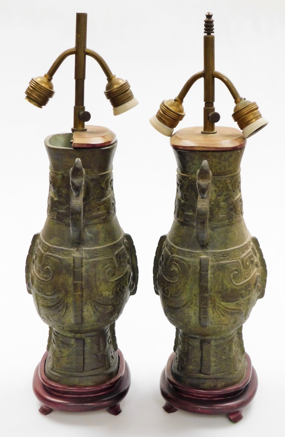 A pair of Eastern bronze twin sconce table lamps, each with relief decoration in archaic style, on s - Bild 4 aus 6