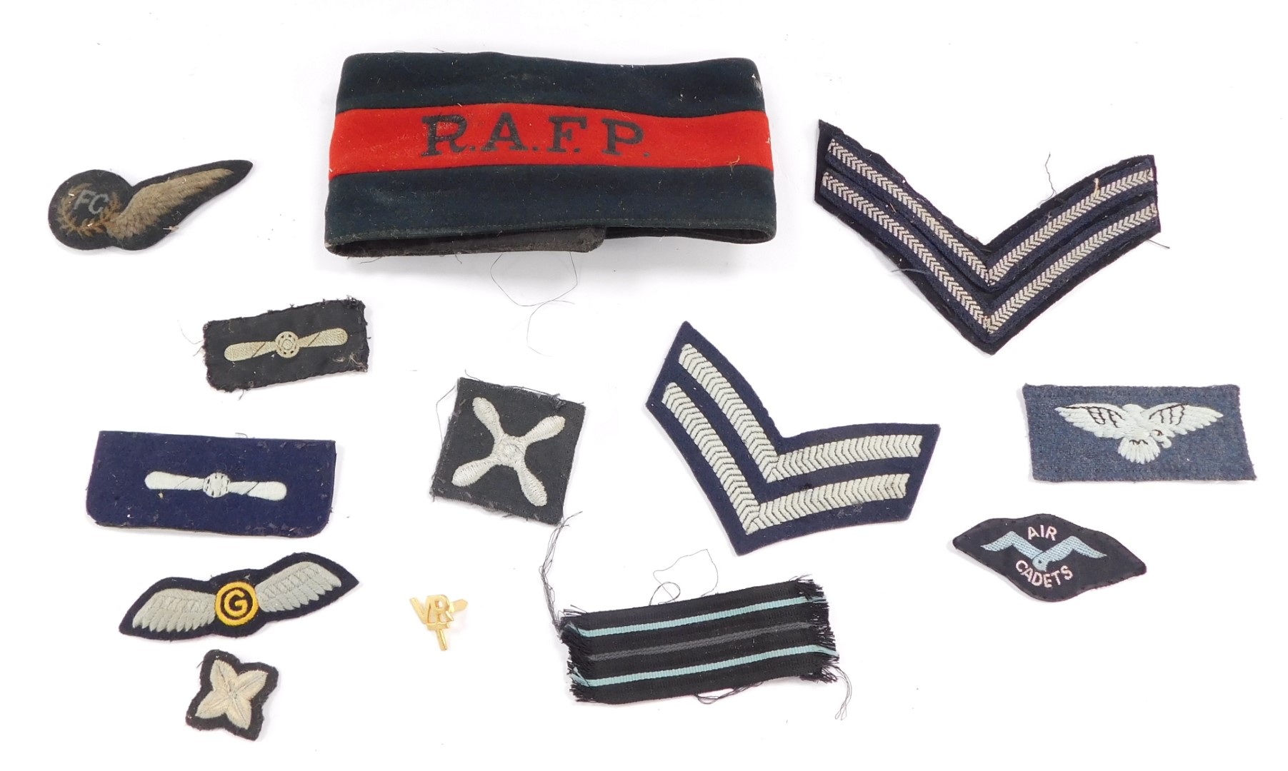 A collection of RAF cloth insignia, to include Royal Air Force Police arm band. (a quantity)