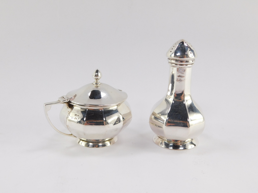 A George V silver part condiment set, comprising an octagonal pepperette, and a mustard pot with blu - Image 2 of 4