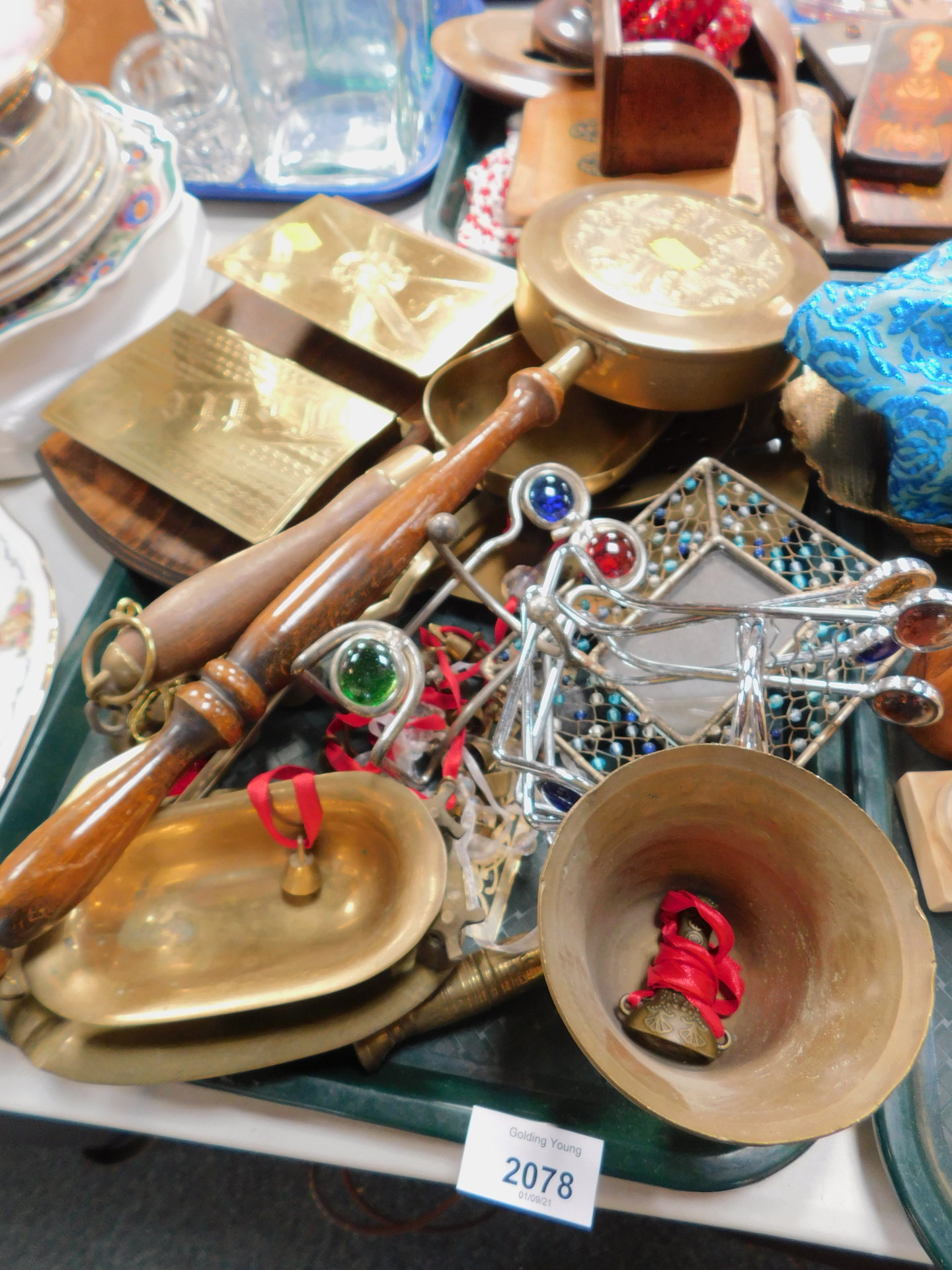 Copper and brass ware, to include mounted letter rack, warming pan, etc. (1 tray)