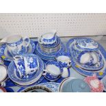 19thC and later willow pattern pottery, blue flow wash jug, etc. (a quantity)