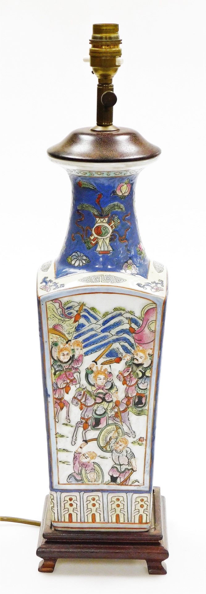 A Chinese porcelain lamp, of square section, each side decorated in enamels with warriors, Buddhist - Bild 2 aus 10