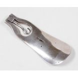 A silver shoe horn, with additional bag clip, Sheffield 1997, 10cm wide, 2oz.