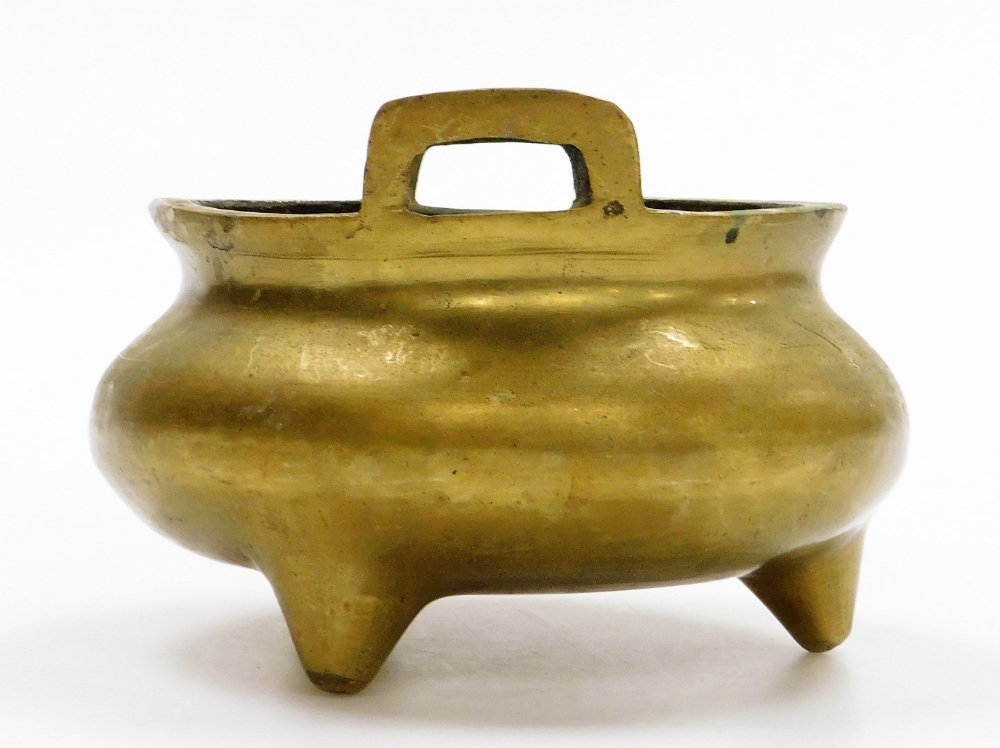 A Chinese bronze tripod censer, with two loop handles, cast mark with lengthy inscription, 13cm high - Bild 2 aus 4