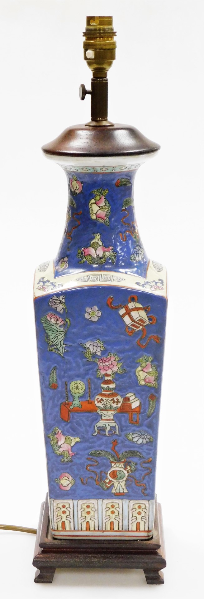 A Chinese porcelain lamp, of square section, each side decorated in enamels with warriors, Buddhist - Bild 3 aus 10