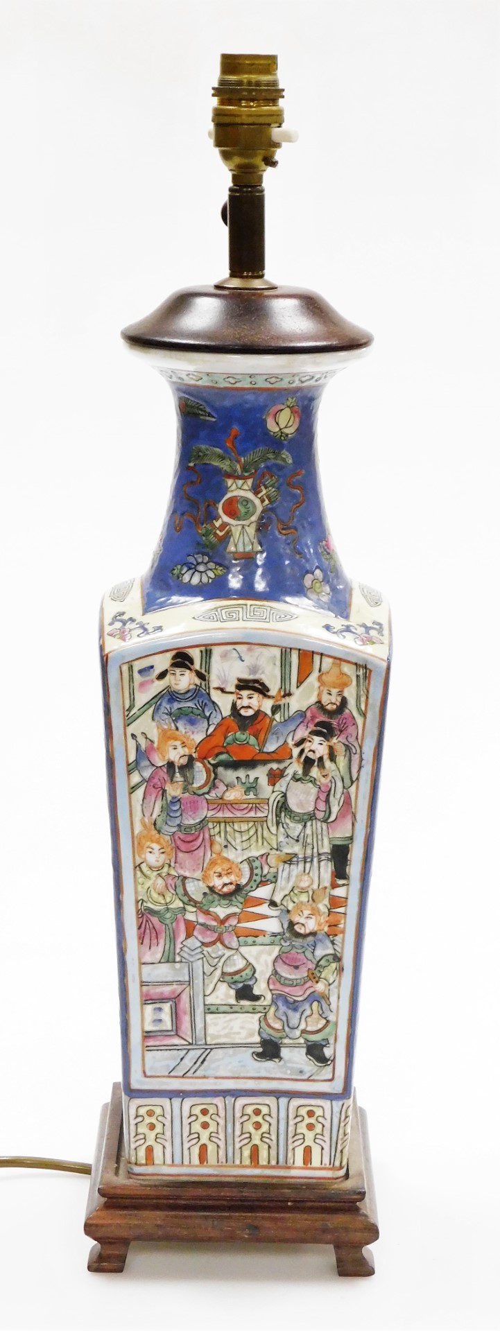 A Chinese porcelain lamp, of square section, each side decorated in enamels with warriors, Buddhist - Bild 4 aus 10