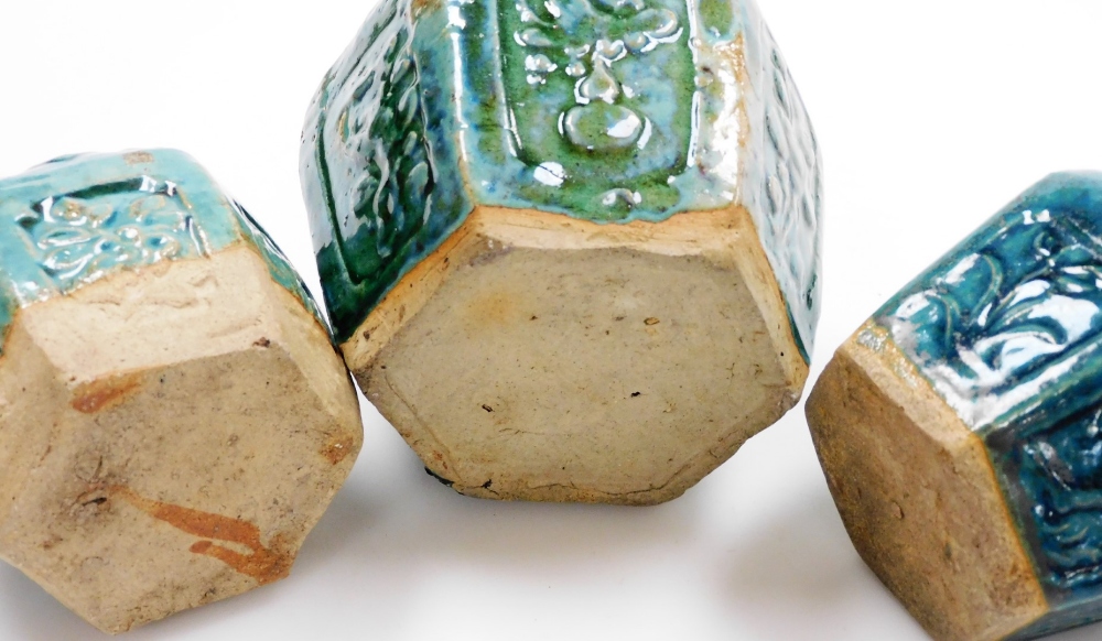 Three Chinese stoneware hexagonal ginger jars, each with a turquoise glaze, 13cm high, and two 10cm - Bild 3 aus 3