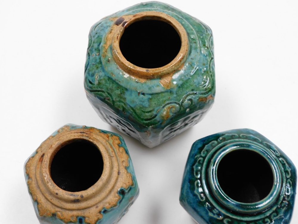 Three Chinese stoneware hexagonal ginger jars, each with a turquoise glaze, 13cm high, and two 10cm - Bild 2 aus 3