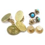 A group of gentlemans jewellery, to include a pair of 9ct gold cufflink's, each with oval shield bea