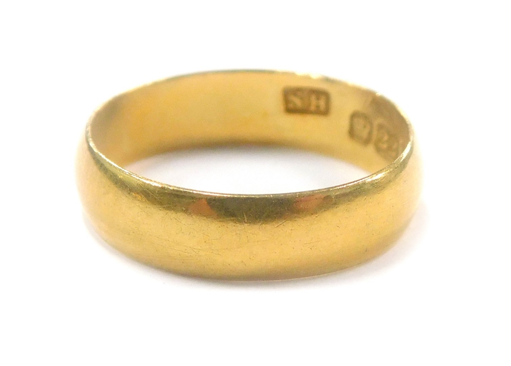 A small 22ct gold wedding band, 2.2g.