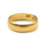 A small 22ct gold wedding band, 2.2g.