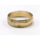 A 9ct gold wedding band, of etched outer floral design, ring size V½, 3.2g.