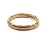 A 9ct gold wedding band, 2.8g