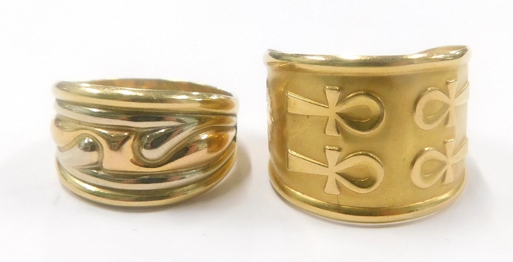 Two dress rings, to include a tri colour moulded dress ring, stamped 750, ring size P, and another E