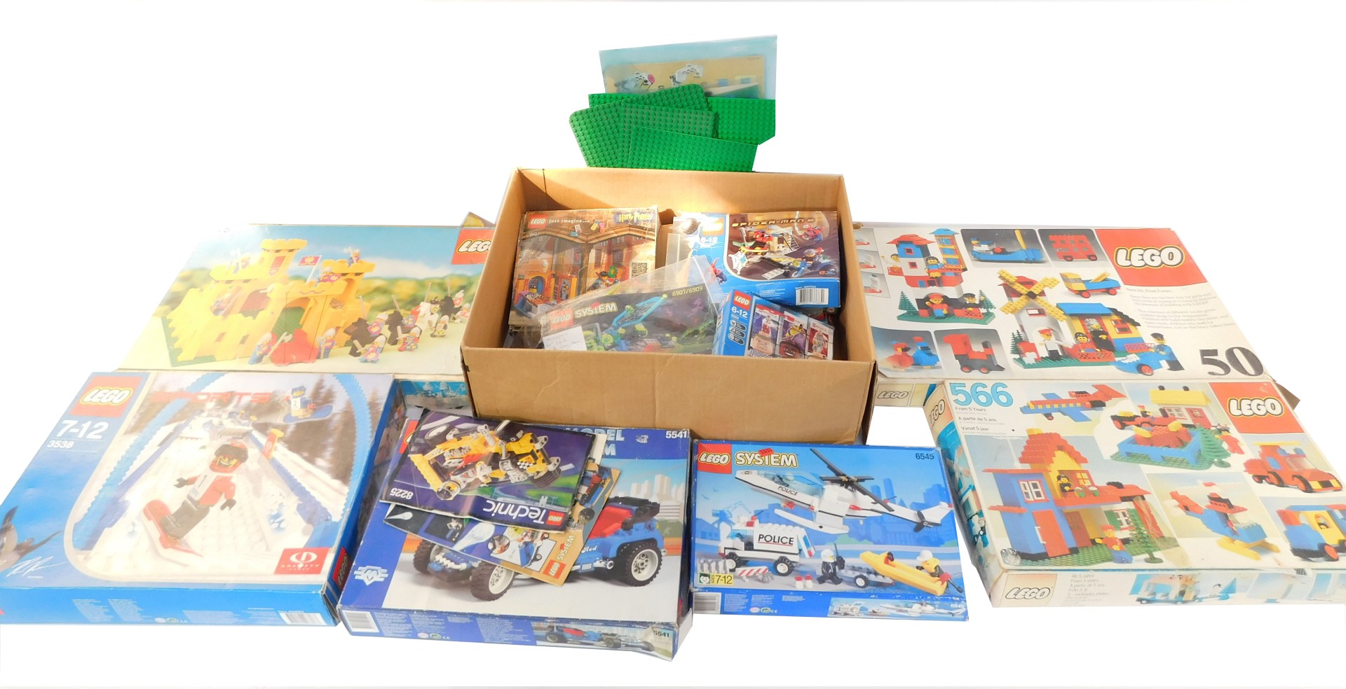Lego boxed sets, unchecked, comprising sports 3538, system police set 6545, model team 5541 and buil