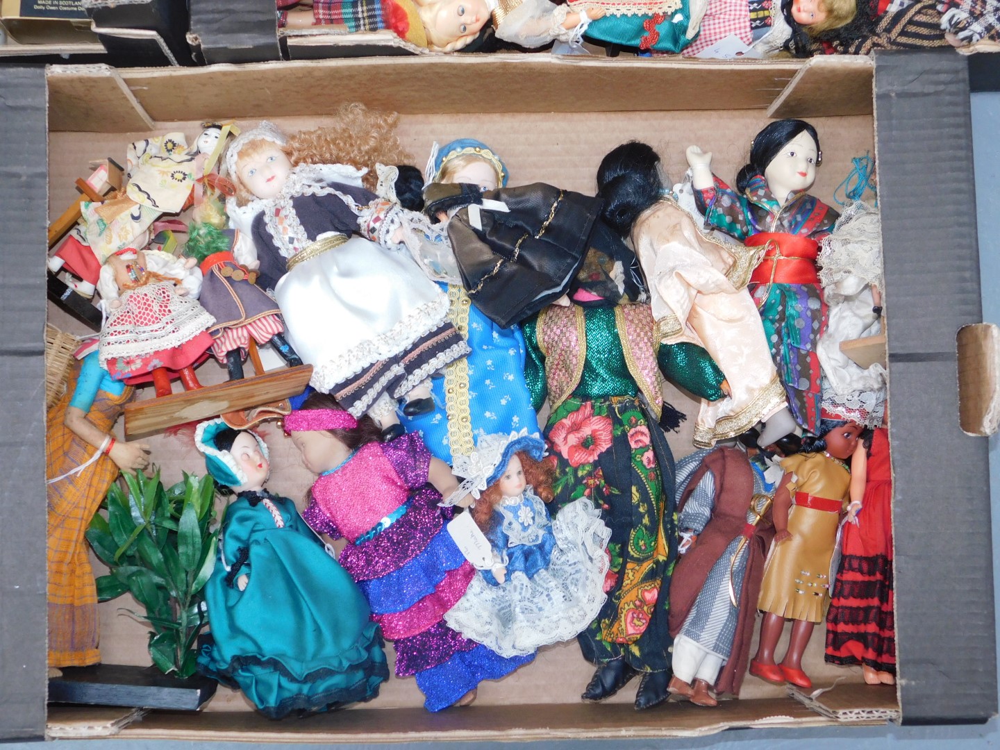 A group of Eastern and European collectors dolls, some cased, novelty trinkets, etc. (5 boxes) - Image 4 of 4