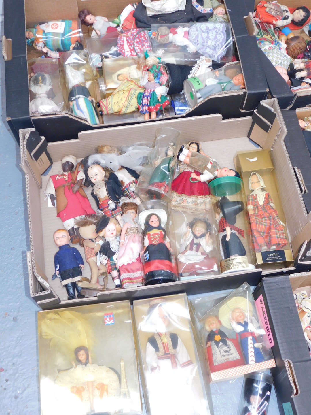 A group of Eastern and European collectors dolls, some cased, novelty trinkets, etc. (5 boxes) - Image 2 of 4