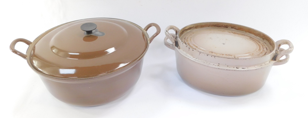 A Le Creuset brown lidded round casserole dish No 32, together with a Le Creuset grey oval roaster