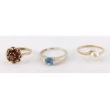 A 9ct gold and garnet flower head ring, size I/J, 9ct gold and cultured pearl solitaire ring, in a c